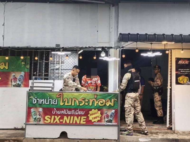 สุรินทร์รวบแล้ว ! ทลายแหล่งขายน้ำกระท่อมใกล้โรงเรียน ยึดของกลางอื้อ น้ำกระท่อม 127 ขวด ยาแก้ไอ 13 ขวด กลางเมืองสุรินทร์ ‼️…เจ้าหน้าที่ฝ่ายปกครองจังหวัดสุรินทร์ สนธิกำลังหลายหน่วยงาน เปิดปฏิบัติการจัดระเบียบสังคมเข้าตรวจค้นห้องเช่าแห่งหนึ่งในซอยสุคันธพงษ์ ตำบลนอกเมือง อำเภอเมืองสุรินทร์ หลังได้รับเบาะแสลักลอบจำหน่ายน้ำกระท่อมและยาโดยผิดกฎหมาย